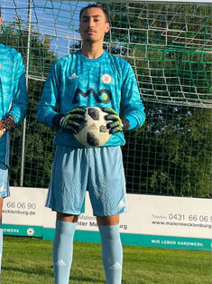 Aron Velija